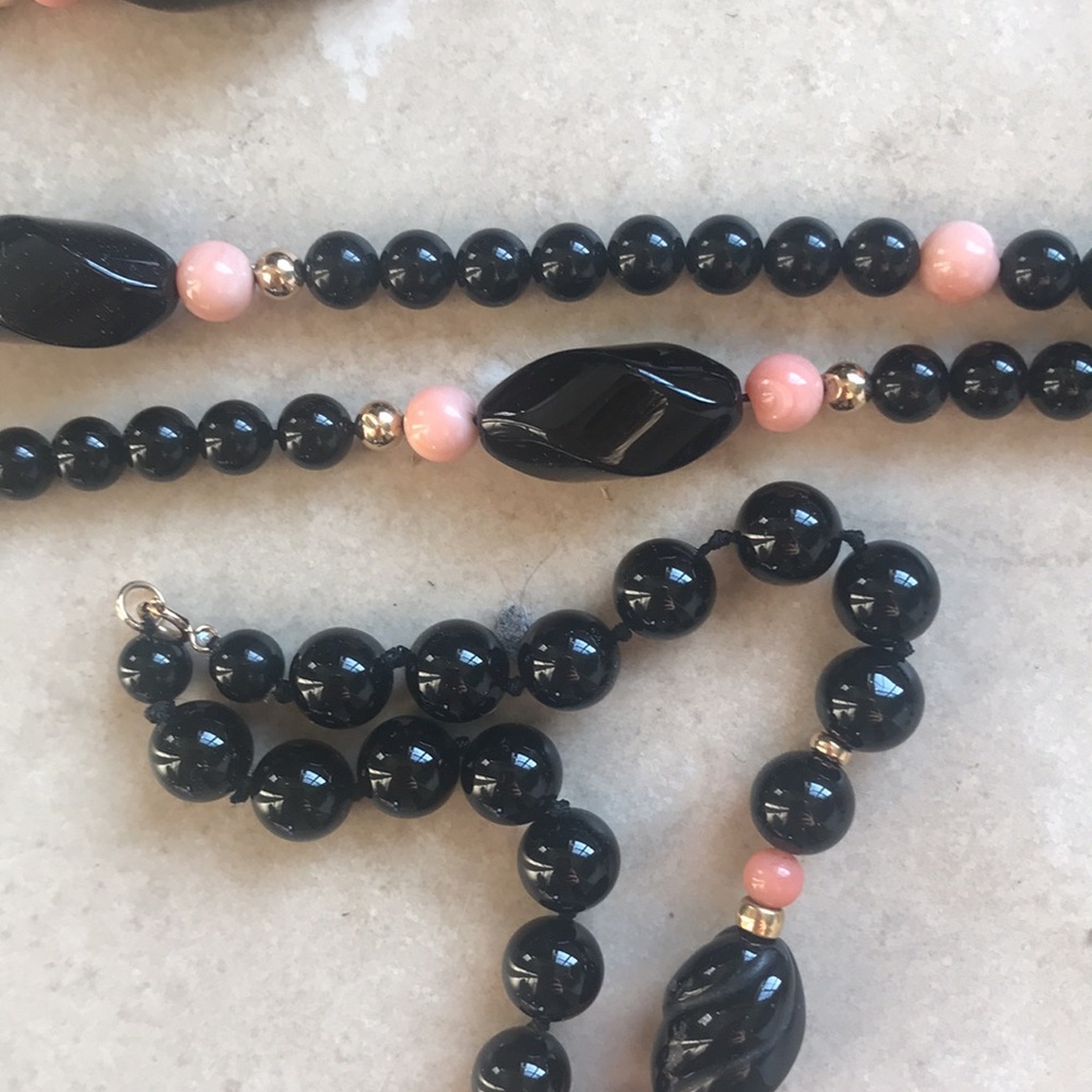 Coral, carved obsidian and gold bead necklace, bracelet, earring set. - Picture 3 of 4
